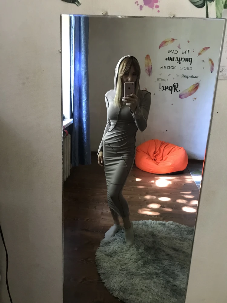 Узкое снизу, пошла и сразу нитки полетели) но оно на мне идеально сидит, хочу такое белое, сделаете, напишите мне, я куплю размер S!)