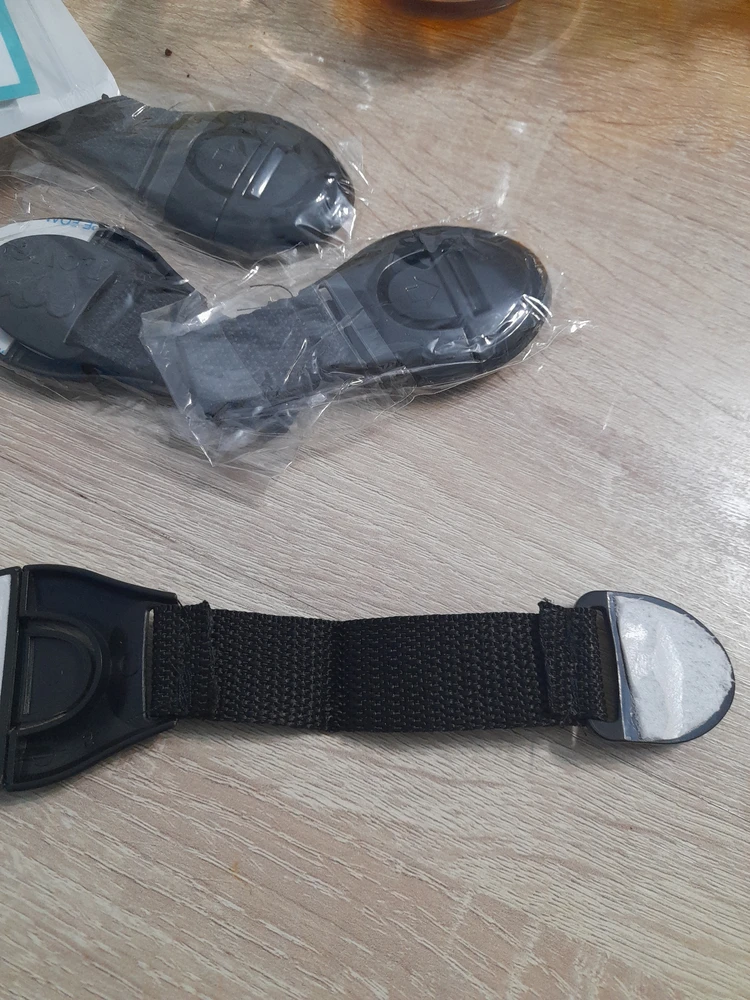 Такая хрень, вообще не держат. Хотела приклеить на шкаф, чтобы дочка дверку не открывала, все обезжирила, еле липнет, тут же все оторвалось. Просто деньги на ветер:(