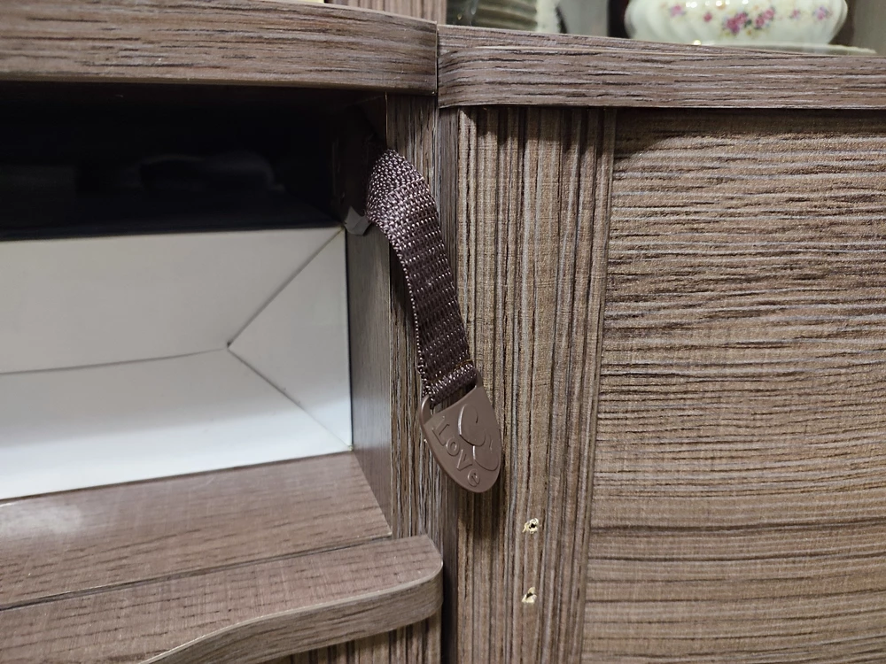 Скотч очень слабый, ребёнок даже не трогал, а через 2 часа как наклеила отлипла одна сторона.