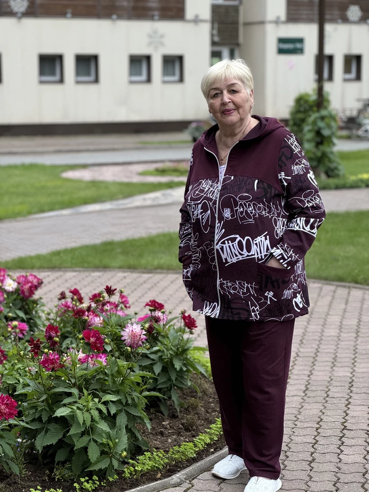 Брала Мамочке на отдых в санаторий. Тоненький, хороший, по цвету очень выразительный, надеюсь после стирки качество свое не потеряет. Мы довольны!