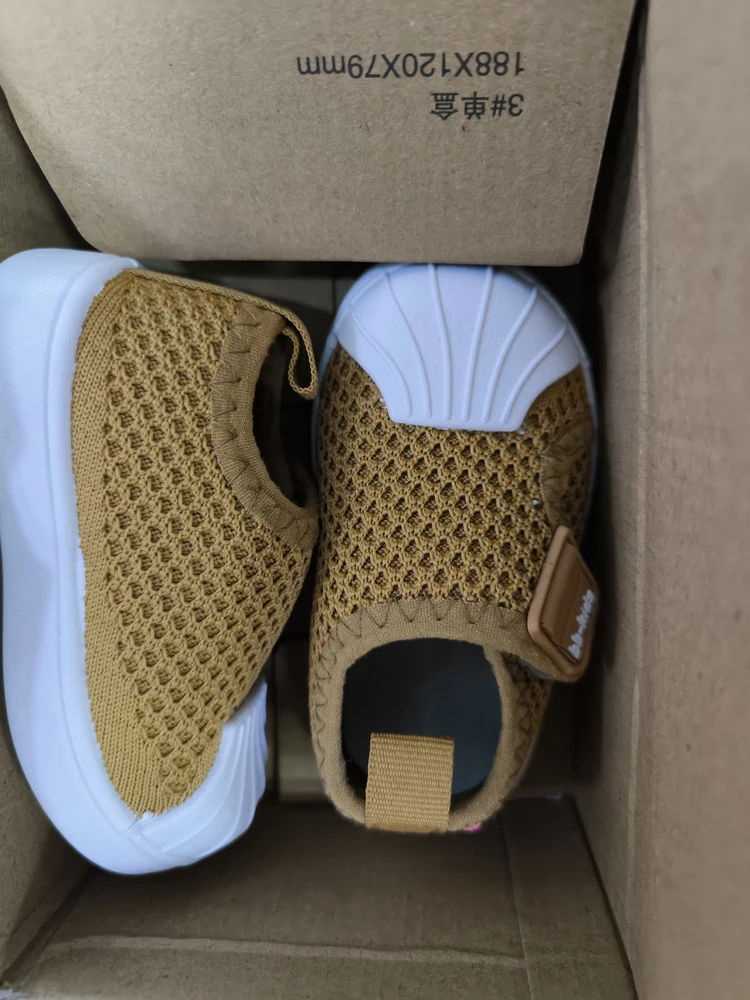 Прислали горчичный вместо черного и на размер меньше, чем я заказывала. Но даже по ним видно что очень маломерят, размера на 2. В целом обувь неплохая, но продавцу стоит внимательнее собирать заказ.