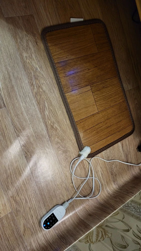 Хороший коврик. Регулятор запоминает предыдущюю настройку, что очень удобно. Греет очень хорошо. На максимуме можно обувь сушить) Рекомендую