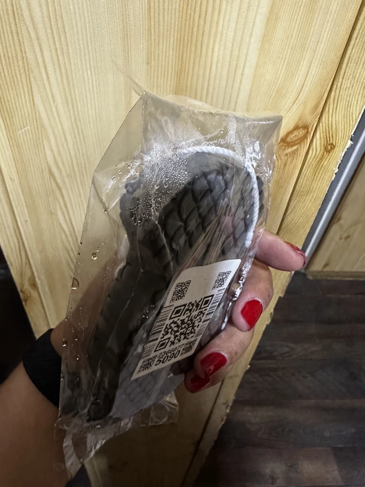 Если вы хотя бы раз в день ходите в душ, это мочалка не для вас. Приехала мокрая, терла этой губкой себя до посинения, никакой скатанной кожи не было. Решила попробовать еще раз через 4 дня ПОСЛЕ ПОХОДА себя ей потереть. Во-первых, после высыхания губка превратилась в кирпич, во-вторых в этот раз получилось «скатать» кожу. Но ее было прям чуть-чуть и не на всей поверхности тела. У тех у кого большие скатки даже на руках получаются, те люди вообще не ходят мыться получается… в обще 1:0 в пользу оьычной губки