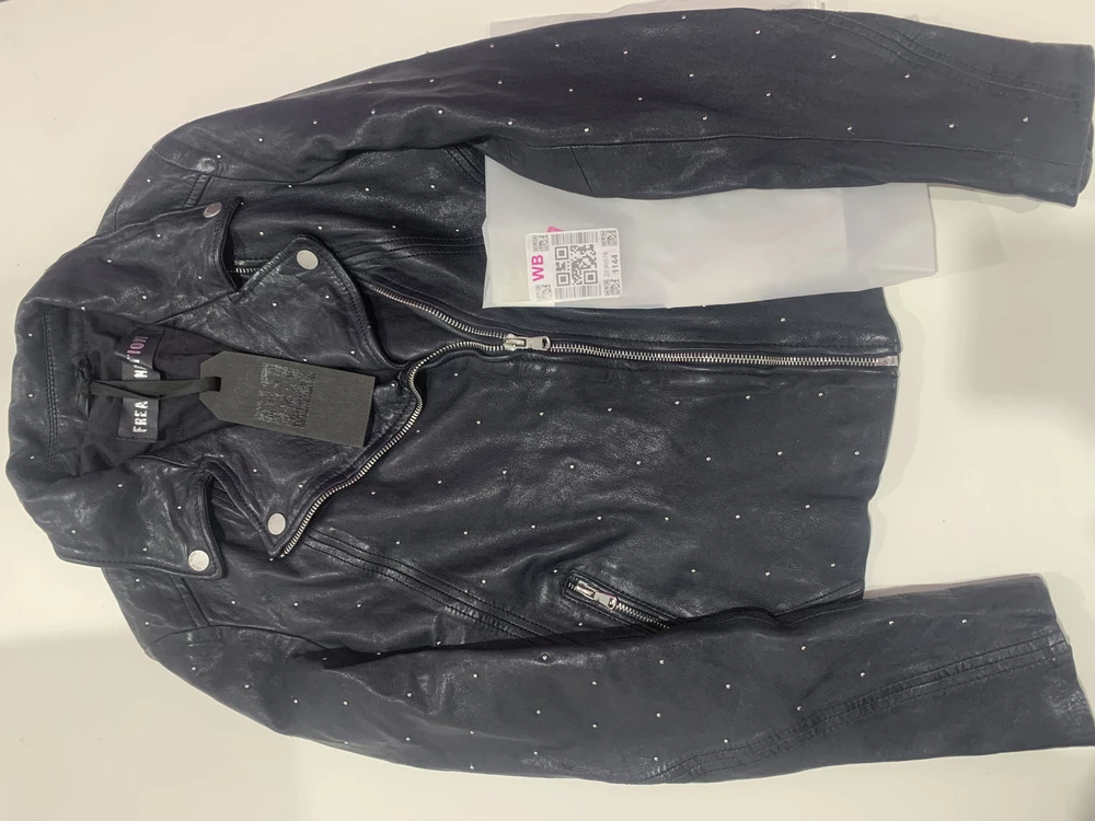 К моему большому сожалению ,прислали не ту модель 😭
Но это вина скорее всего не продавца!
Я растроилась,что больше нет в наличии! (