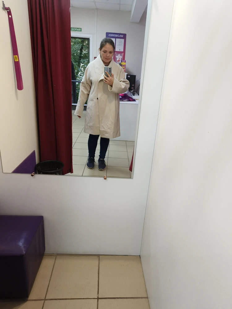 На своей 48 размер заказала 46-48... утонула у пальто...