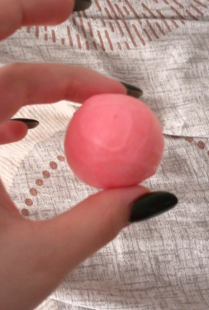 В целом прикольно, шарик сделать просто (если знать как), режется нормально, прыгает как попрыгунчик.
Сам скотч приехал немного помятый, но это легко поправимо.
Минусы:
-очень быстро кончился ( хватило на 2 небольших шарика)
-шарики из воды очень трудно сделать, скотч рвётся