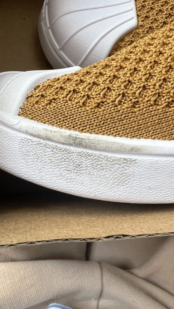 Смотрятся хорошо. Но есть 2 замечания: узкая стелька, на которой помещаются все пальцы, кроме мищинцев, и второе - это пришли уже как будто пару раз одеты, с темными пятнами на подошве.