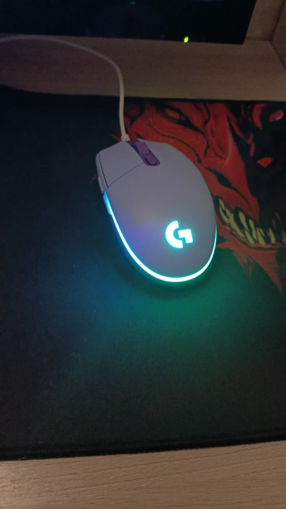 Хорошая бюджетная мышь,весит немного и выглядит приятно, подсветку и dpi можно настроить в утилите