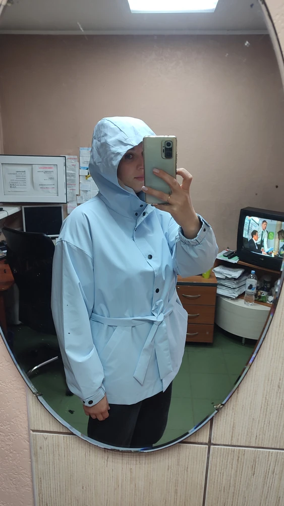 Я в восторге, она просто великолепна! Цвет такой нежный, лёгкая. На свой 48 заказала 48 👌Сибирь, +10 ветрено с дождём в ней свежо, под низ только тёплую кофту.