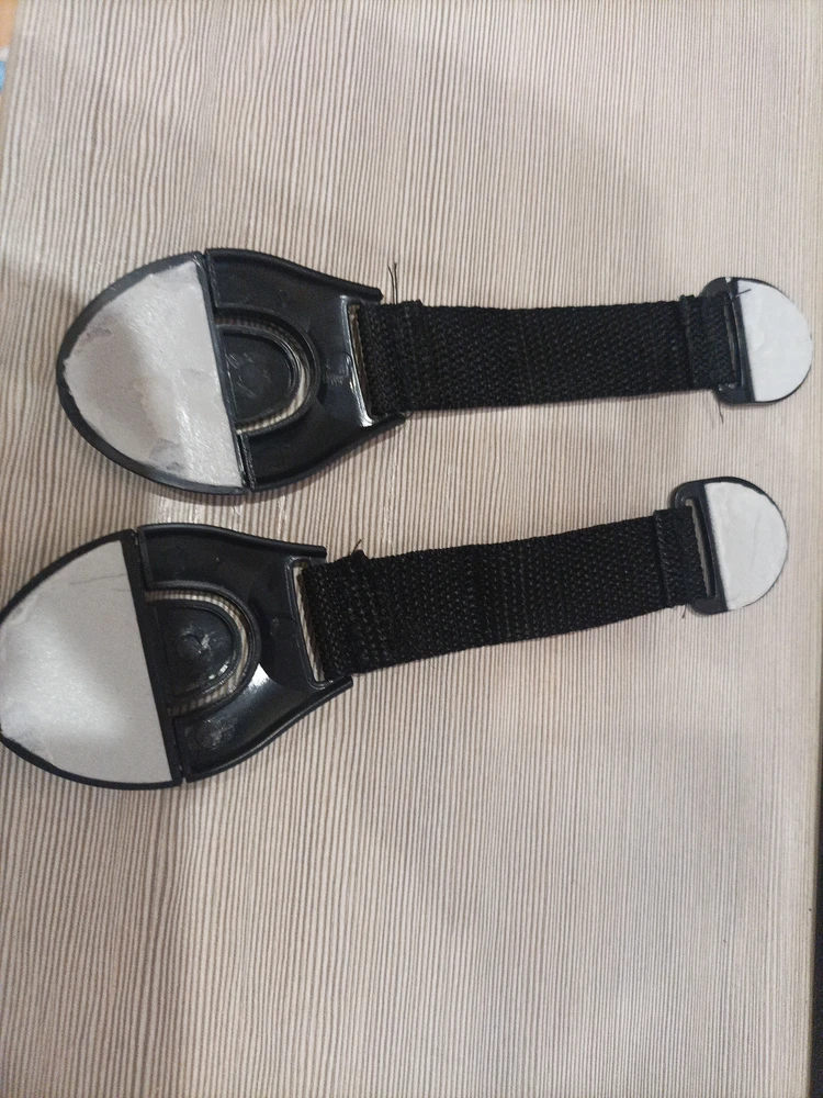 Приклеили 3 шт, 2 штуки сразу отлетели, ребёнок спустя 10 мин подошёл и с лёгкостью оторвал, скотч вообще не держит. Поверхность протирали, высушили и обезжирили. 
1 блокиратор как то ещё держит, не знаю, надолго ли. Разочарована🙁