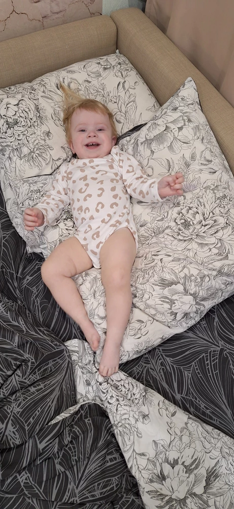 Все купленные вещи этого бренда шик! Шикарные боди, наш маленький леопардик очень доволен и ему очень идёт! На рост 80 взяла размер 80-86 с запасиком, так что идут в размер