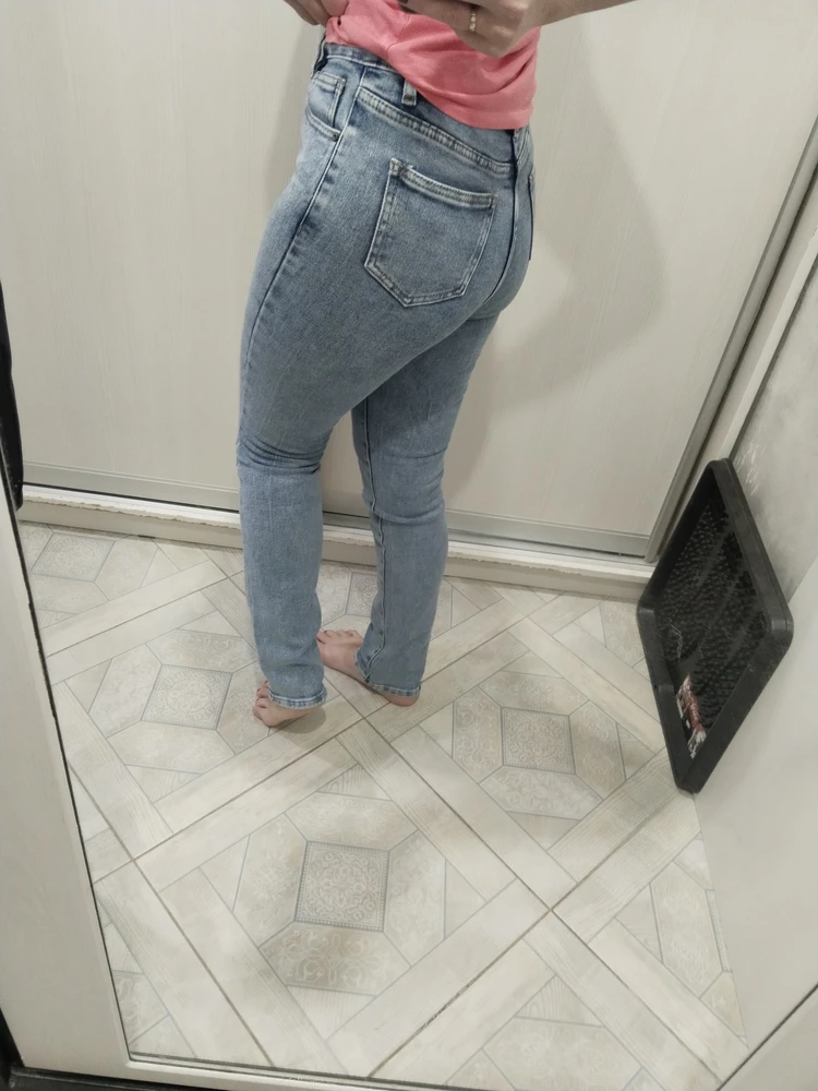 Отличные джинсы. Хорошее качество. Ткань тянется хорошо, высокая посадка. Это джинсы прям классика-классика. На рост 163 длинноваты сантиметра на 2, но у меня со всеми так джинсами. Идут размер в размер. К покупке однозначно рекомендую