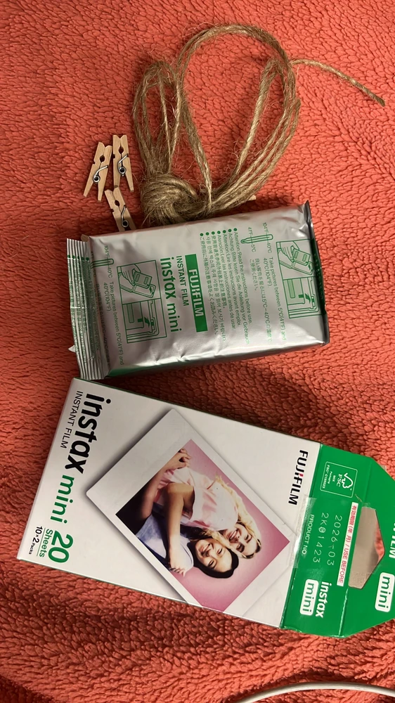 Хороший товар! 
Пришел хорошо упаковынный! 
Картриджы хорошо подошли на instax mini 11! 

В поадрок положили веревку и прищепки, очень мило❤️‍🔥