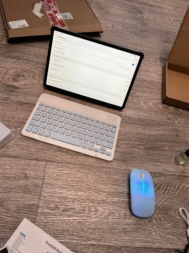 Все работает исправно. Быстрое подключение без проблем как к айфону, так и к планшету. В комплекте два провода для подзарядки. Мышь подсвечивается. Можно изменить плавность курсора. Рекомендую👍🏼
