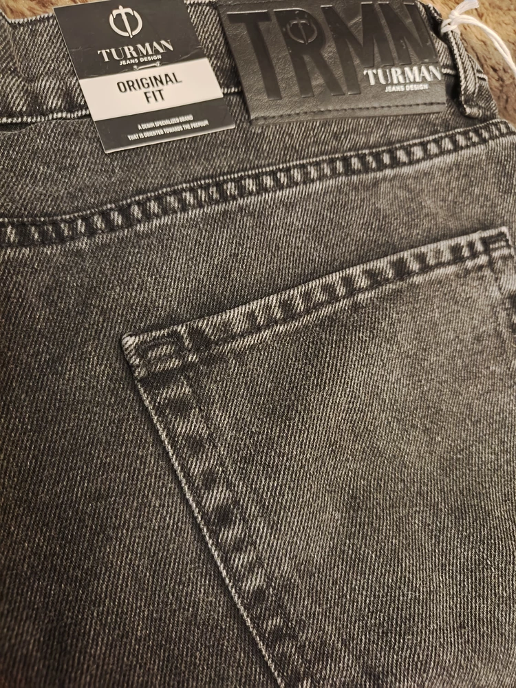 Джинсы отличного качества. Ткань плотная, но не жёсткая, швы все ровные, на фото видно, соответствуют заявленному размеру, муж носит российский 56р., при росте 186см не укороченные. Покупаем уже вторые этой модели, первые светлые купили еще в начале лета, при регулярной стирке выглядят как новые 🔥