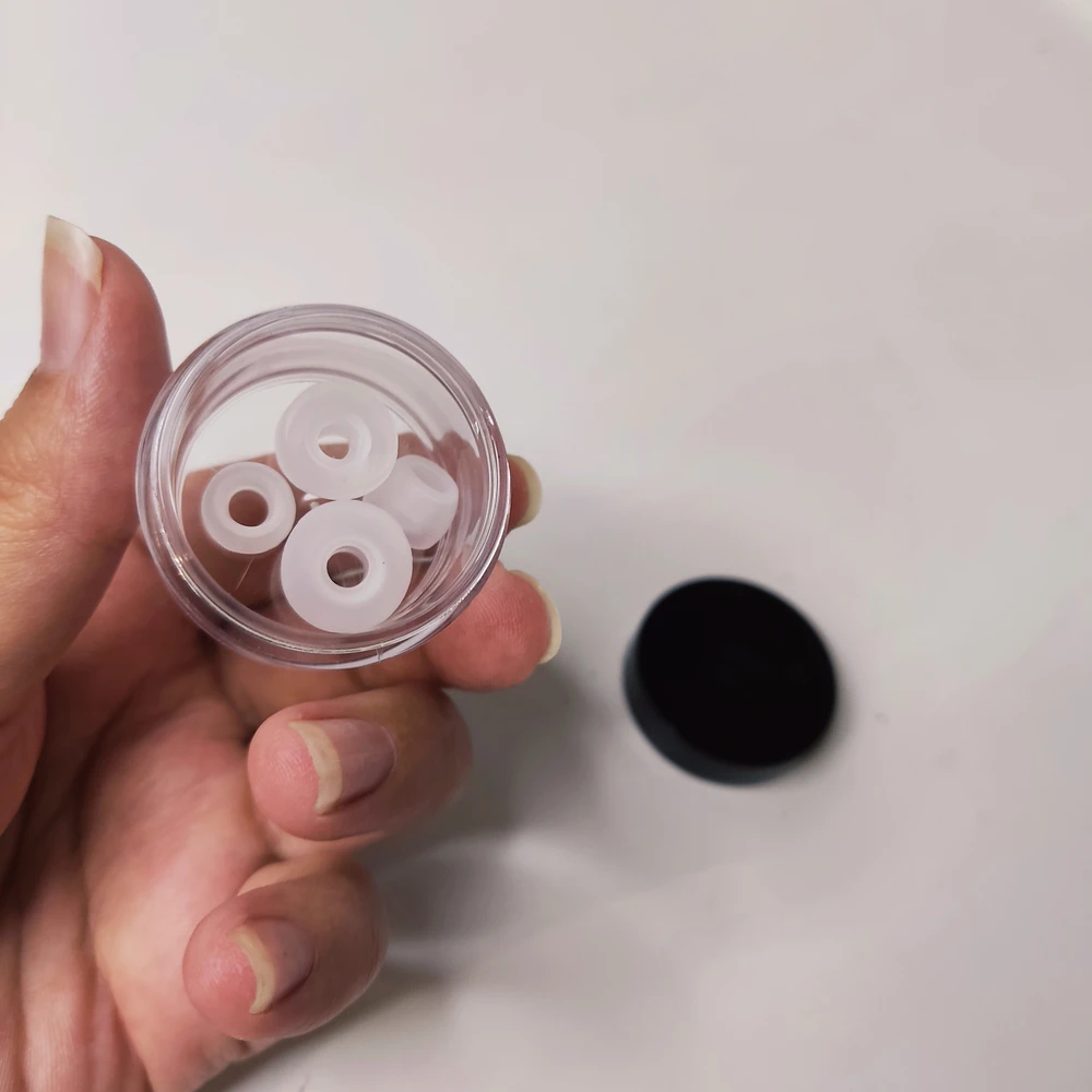 Силиконовые сменные амбушюры комплект из 3 пар, цвет прозрачный, пришли в стеклянной банке с черной крышкой, выполнены из силикона, всё 3 пары разного размера, подходят ко всем наушникам, производство Китай.