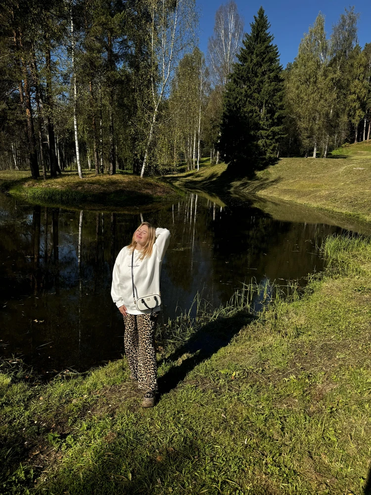 Очень круивя , качество конечно не как на фото , но для белой вещи самое то