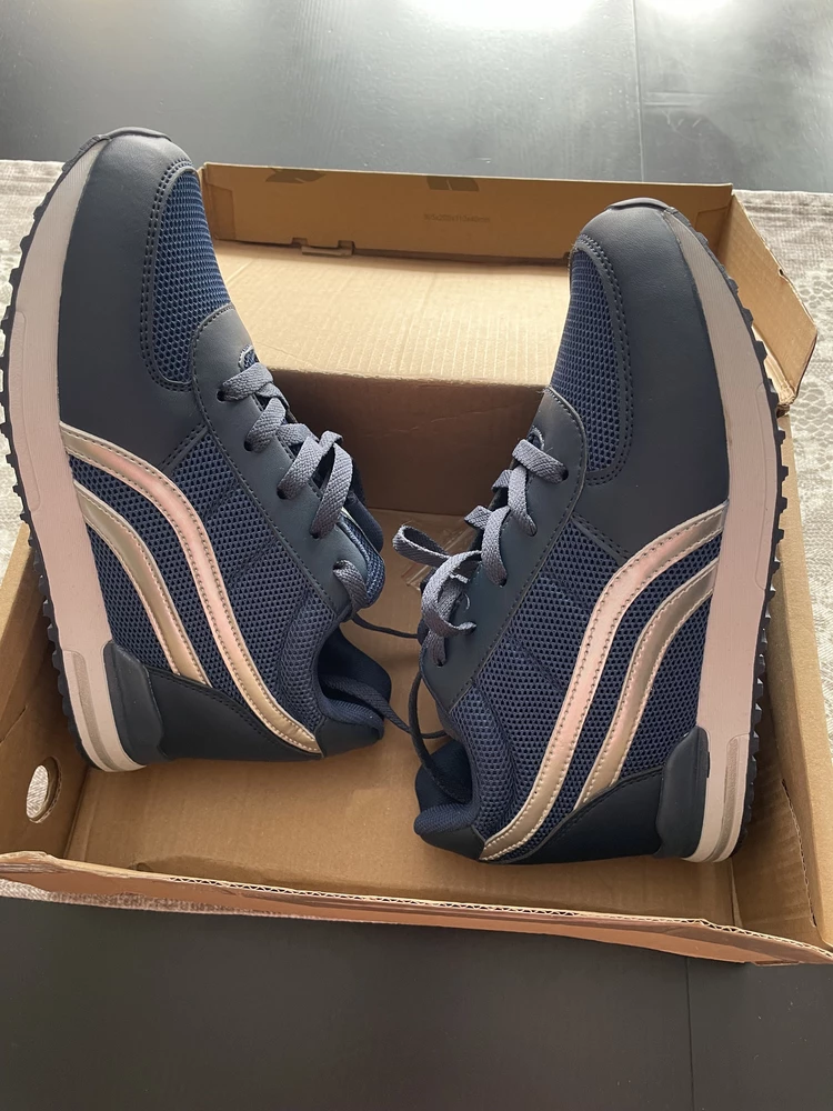 Кроссовки смотрятся хорошо, качество норм, но  пятка очень мягкая думаю  провалиться  . Рисковать не буду, брала в поездку. Отказ . Размер на 37.5 брала 38