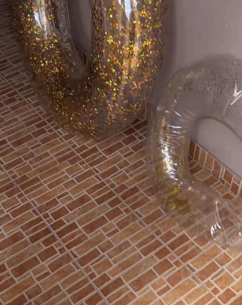 ЧТО Я ХОТЕЛА и ЧТО ПОЛУЧИЛА, НАГЛЯДНОЕ ПОСОБИЕ ПРЯМ🤦‍♀️ 
круг который стоит рядом с моим, антуражем стоит в гостевом доме и ни разу не сдулся, и его никто не трогал и не надувал очень долгое время, ну и рядом ваш товар «потрясающего» качества, который тоже уже АЖ ЦЕЛЫЙ ДЕНЬ стоит устал бедняжка)

никогда никому не пишу отрицательные отзывы, потому что понимаю, бывает всякое. просто отказываешься молча и никому жизнь не портишь.
НО ЭТО🥺 но это пишу в целях уберечь других от покупок вашего «товара».
Вы вообще понимаете, что вы продаете товар который отвечает за БЕЗОПАСНОСТЬ? и этот товар отвратительного качества. в ПВЗ лично под камерами надула круг, были сомнения, но всё равно взяла. и он начал сдуваться уже по дороге к морю. так не хотелось идти обратно и нагружать девочку на ПВЗ отменами, на море там всегда дофига народа.
у вас уже куча негативных отзывов, а вы всё продолжаете не убирать товар и продолжаете его толкать. Жаль вас! Сделайте доброе дело, уберите товар и закупите нормальный, КАЧЕСТВЕННЫЙ И БЕЗОПАСНЫЙ) потеряйте деньги и обретете большее, не травмируйте свою карму ещё сильнее)
ориентировалась на положительные отзывы как и во всех остальных товарах, но теперь понимаю зря)