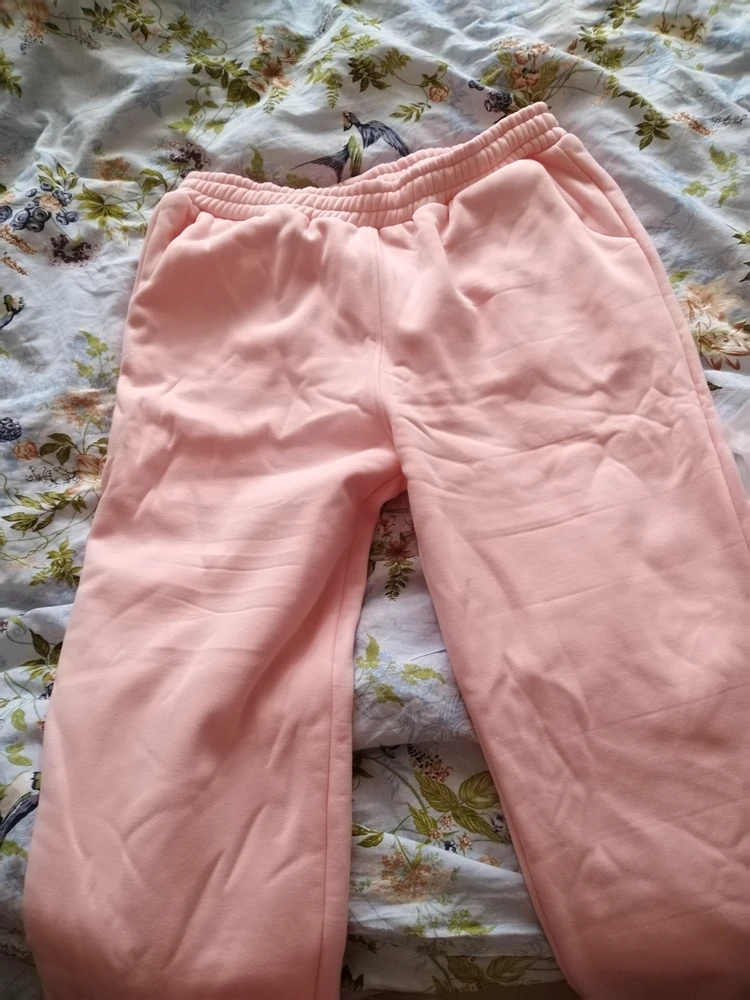 Костюм отличный! Мне не подошел к сожалению. Коротковаты штаны на 172см, я люблю длиннее, и очень слабая сборка пояса у штанов. Возможно по размеру большеват, поэтому так показалось. Это не начес какой то там, это плюш, самый качественный на мой взгляд. Он не лезет, не оставляет ворсинок. Чудо, а не костюм. Очень качественные и аккуратные швы!! Цвет именно светло розовый, как поросеночек))). Классный!!