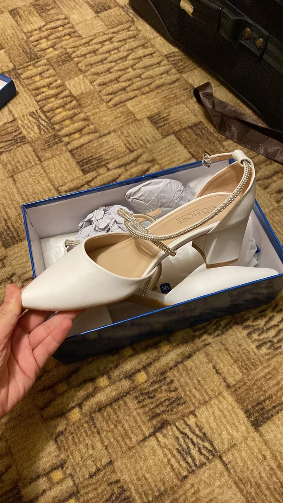 Хорошие туфли, взяла на свадьбу. Пришли в размер. Каблук устойчивый, очень удобные