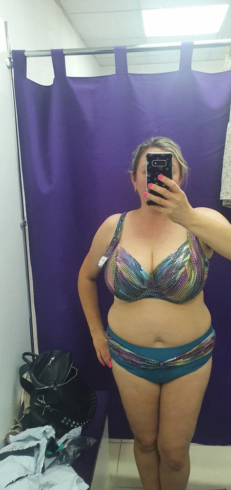 Хорошо сел. Грудь красиво и удобно села в чашку.