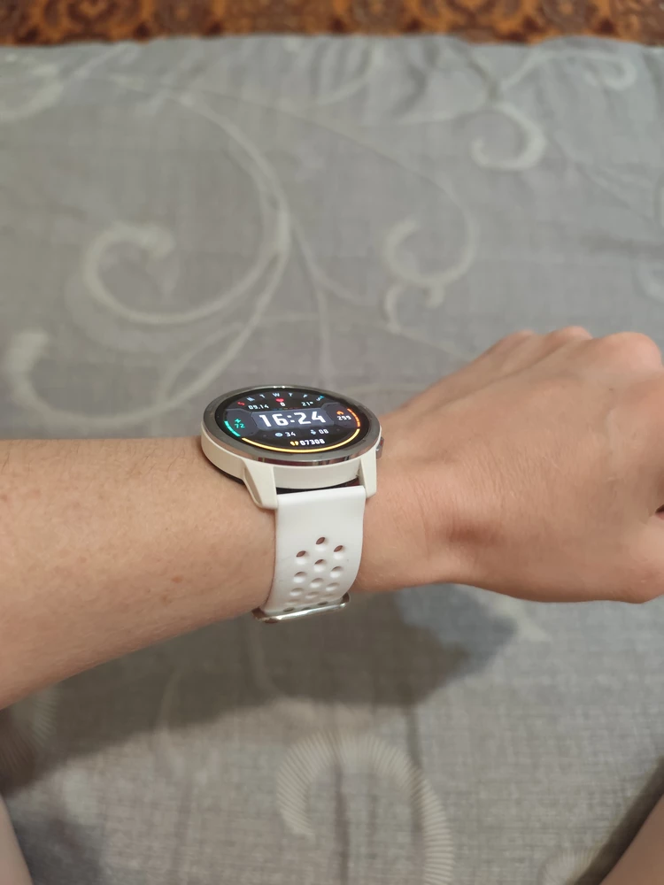 Ремешок приятный, мягкий. Немного длинный пришлось обещать так как рука очень тонкая.