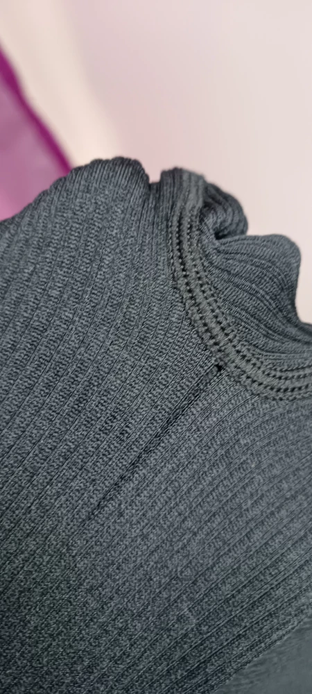 Пришли уже со стрелкой.Перед примеркой хотела посмотреть на качество швов,но даже не пришлось мерить.