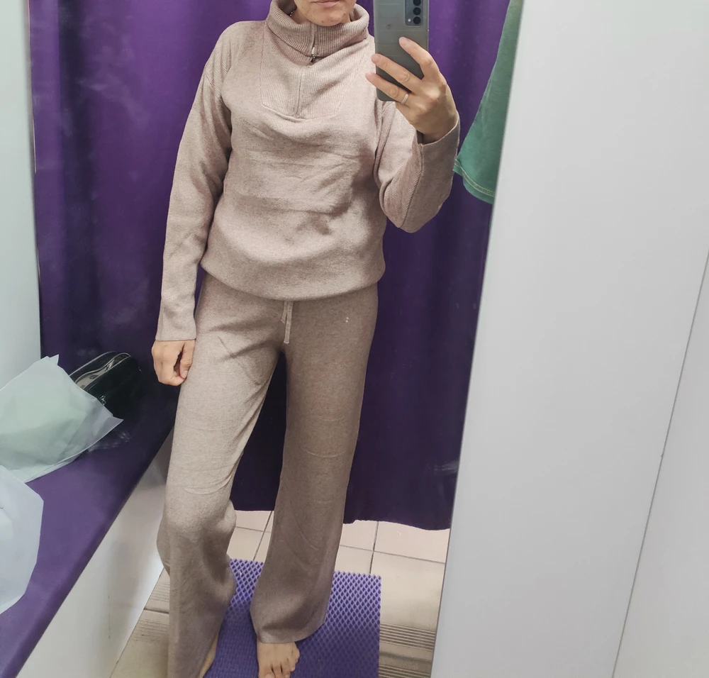 Костюм хороший, приятный к телу.Только Я в нем была похожа на бомжа))) Выбрала другой