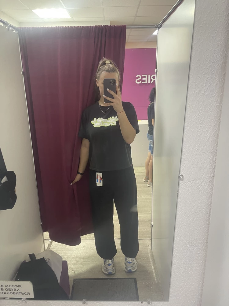 джинсы оч классные, на высокий рост вообще огонь😍
по фигуре тоже сели отлично