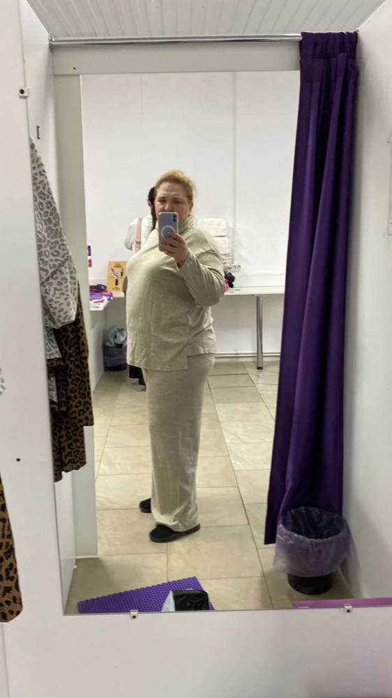 Пока мерила-взмокла,теплый,особенно ворот в несколько слоев. Я себя в нем не разглядела:весь цилюль просвечивается,все трамплины видны😹