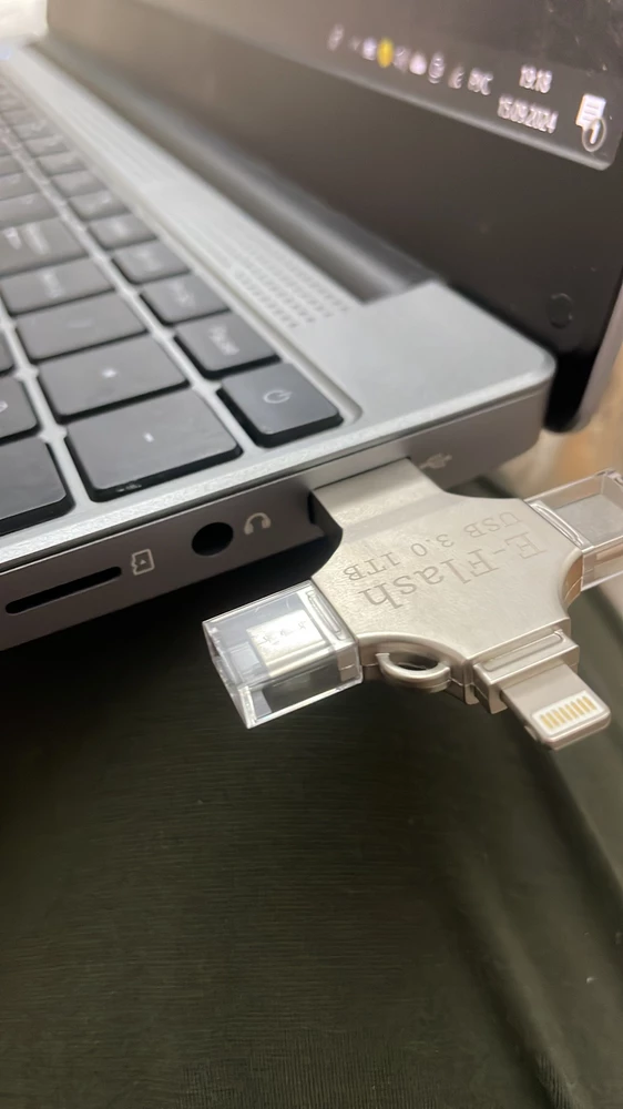 USB разрем слишком большой, какой-то не стандартный, и не лезит ни в ноут, ни на телевизор! по этому одна звезда, да и не все вотографии он загрузил(