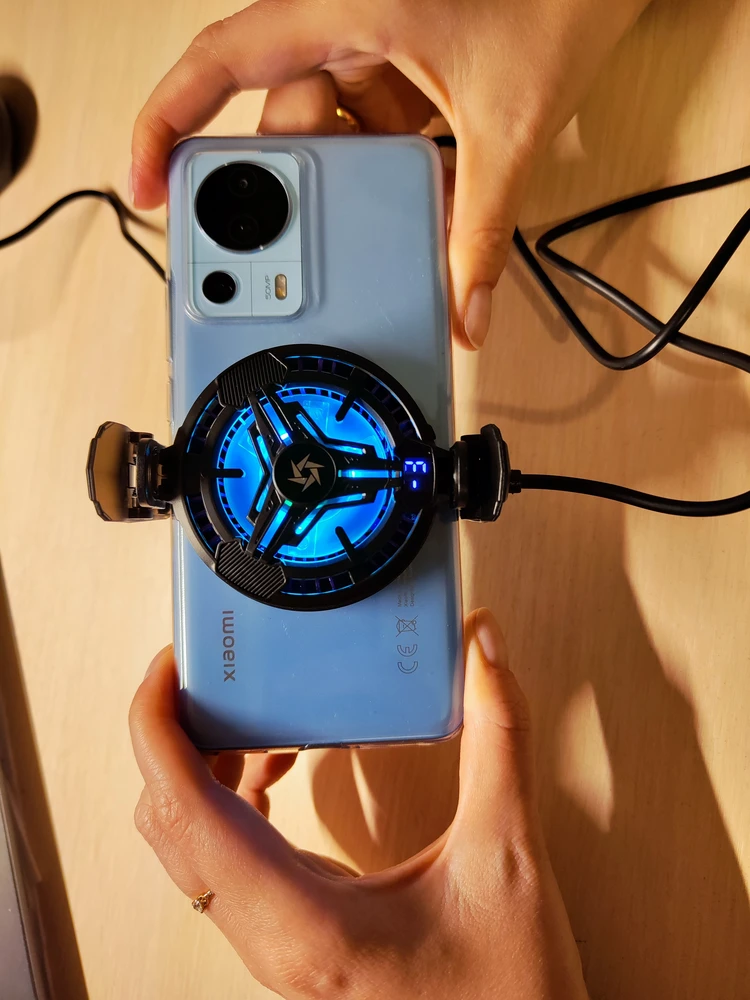 Кулер классный, теперь во время игр телефон не нагревается, удобно, что есть крепления на зажимы и на магнит, триггеры - вообще пушка