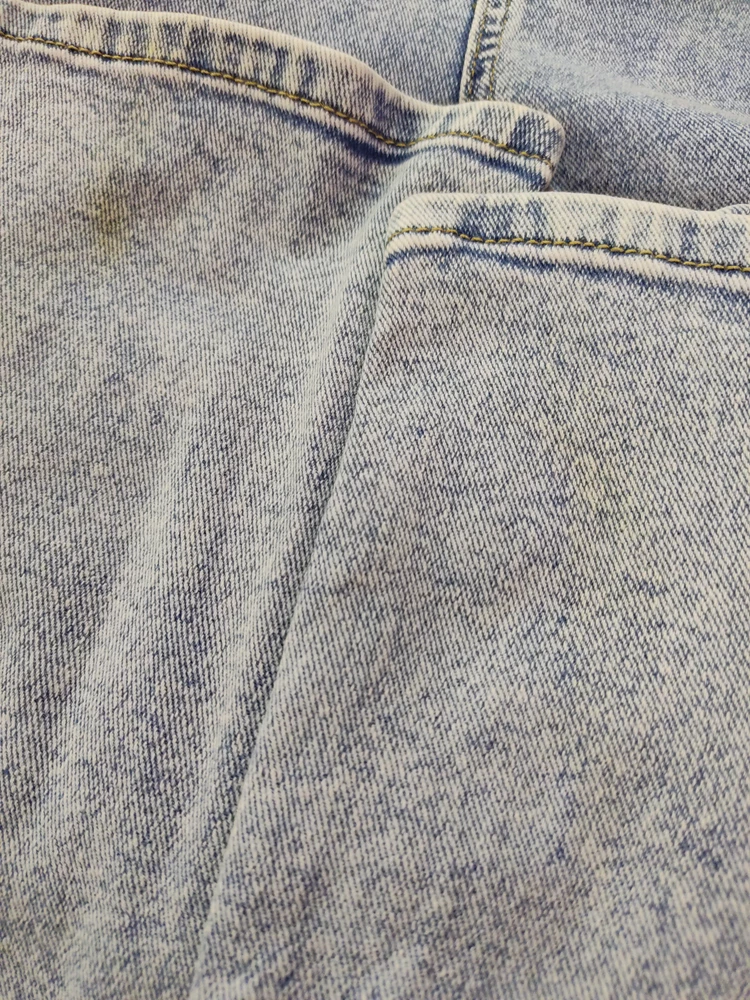 Джинсы пришли в жёлтых пятнах 5 шт. Попыталась сделать отказ, отклонили. В итоге пришлось искать способы выведения застаревших пятен( лимонный сок+ соль+ холодная вода) пятна отошли, но сам факт получения новой вещи с браком неприятен. Нужно проверять в каком качестве отправляют