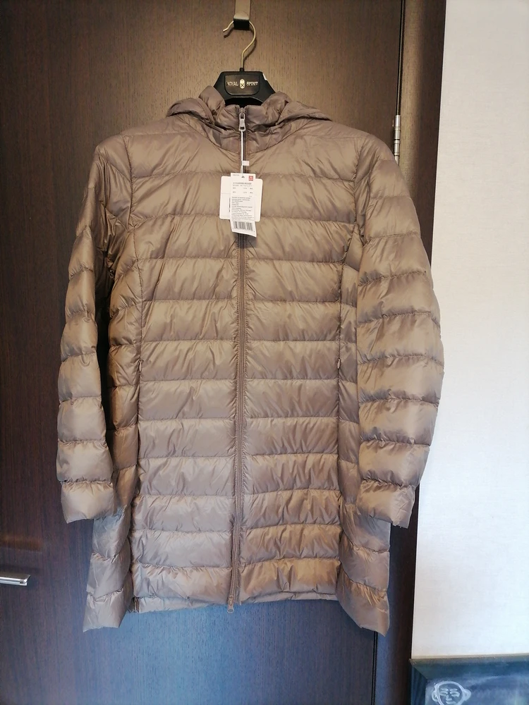 После комментария с отрицательной оценкой, хочу заступиться за данную куртку. Качество отличное, как у Юникло один в один. Наполнитель пух, его после стирки можно растрясти, если уж на химчистке сэкономили. И стирать с мячами для стирки, они немного взбивают пух. На ОГ 111 ОТ 92 ОБ 111 подошел 4XL. Еще купила черную куртку 5XL она посвободнее, со свитером надевать. Куртка не теплая, это для тех, кто поздней осенью в ней собрался ходить. Она для ранней теплой осени, в дождь промокает. В мешочке подарочек положили, бальзам для волос.