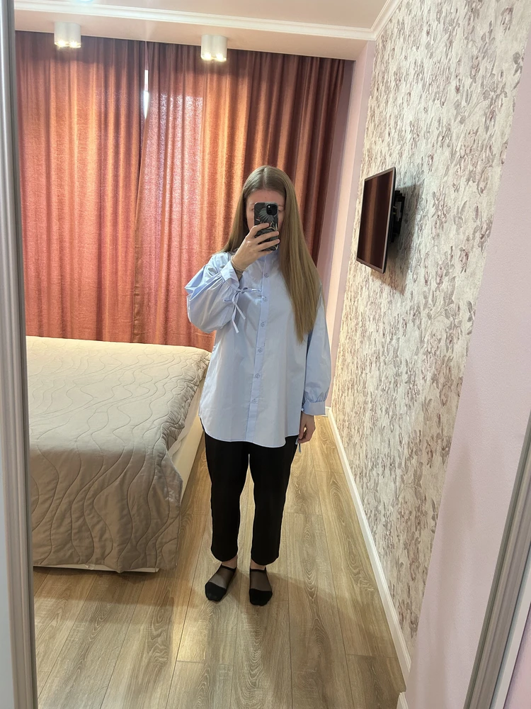 Мне рубашка очень понравилась. Действительно прям оверсайз, но я такую и хотела) Мои параметры 90/65/90, рост 165, размер S/M ( на этикетке М). Цвет нежно голубой, интересные рукава. Отлично стилизуется.