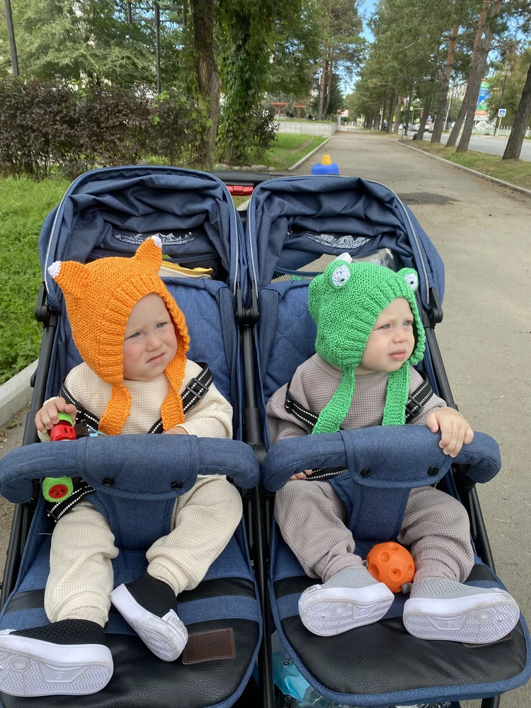 В целом неплохие кеды, но передняя часть очень пачкается и неоттирается.
Заказывала черные и серые, так вот на серых хорошая липучка, на черных хлипкая, все время отлепляется, что очень неудобно - ребенок с легкостью скидывает ботинок, когда едет коляске
Размер соответствует сетке продавца
4 звезды за соответствие цена=качество, за 800 рублей пойдет