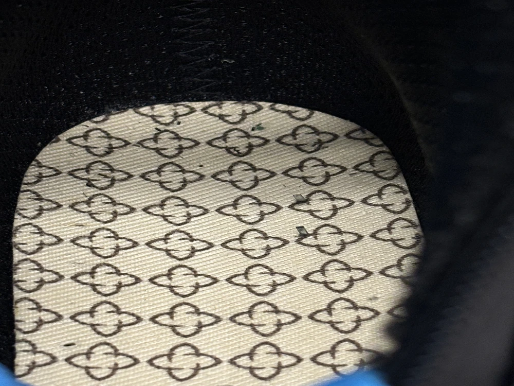 Ботинки понравились, удобные. Но ждал сюрприз, под стелькой  одного ботинка торчали скобы 😳