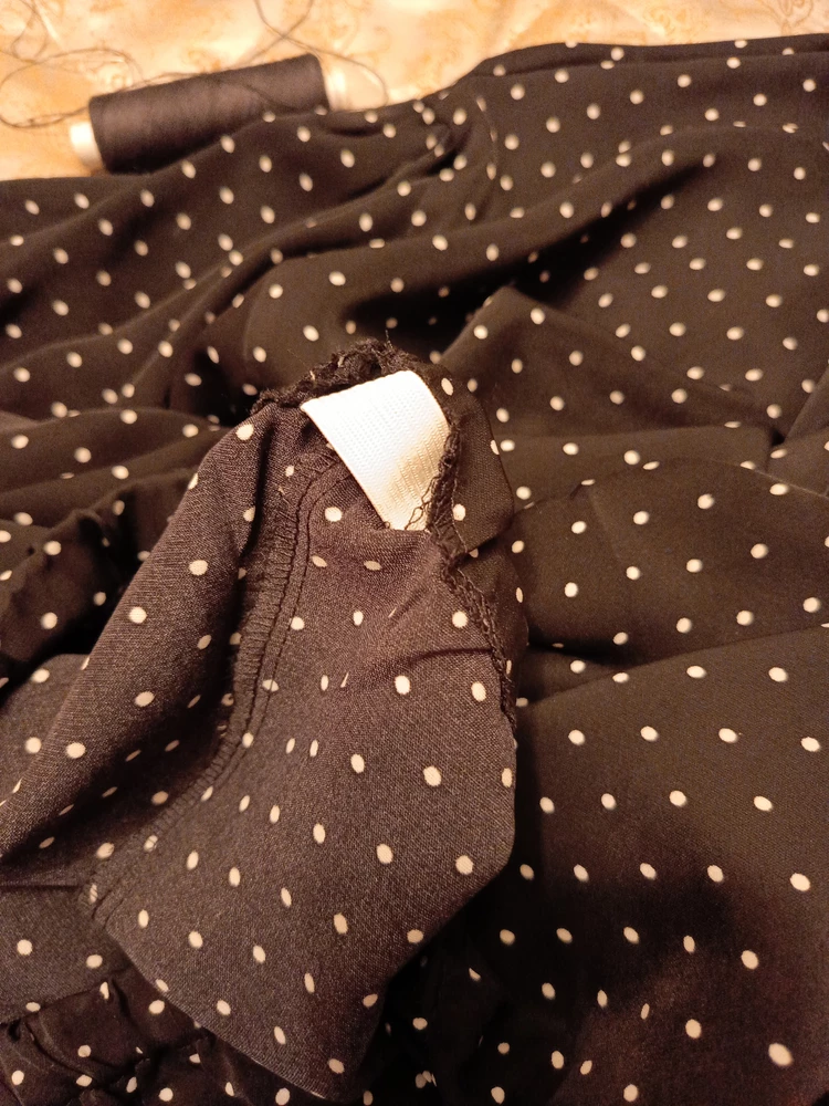 Блузка красивая, но качество не супер. Разошлась по шву, но это не страшно, подшила и красота за такую цену.