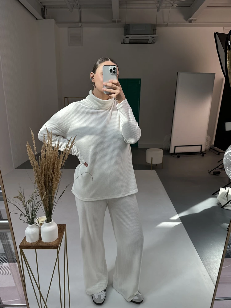 Белый цвет всегда смотрится дорого. Выбрала этот костюм и не пожалела, мягкий приятный к телу, теплый. Нитки не торчат , видно что сшит качественно.