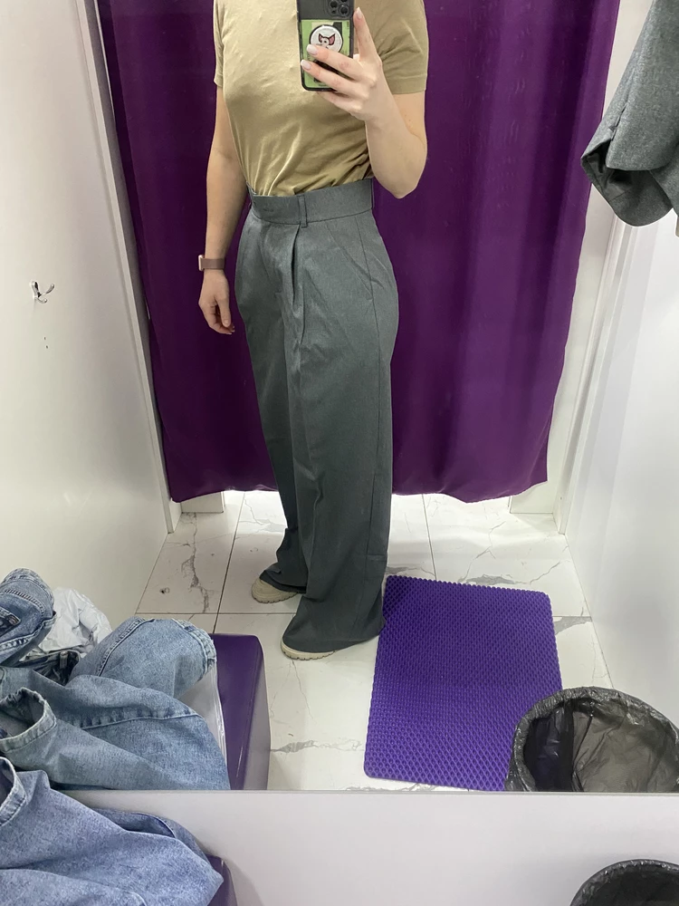 Непонятный фасон , сборка ужасная, обьемные слишком, сзади норм сидит, а впереди как попало.  На мой рост 167 нужно подшивать еще. Ткань не приятная, грубая, только цвет мне подошел. Отказ