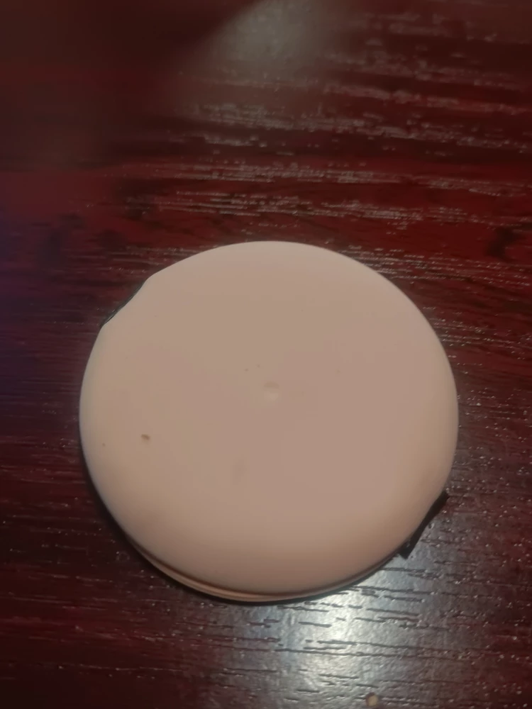 спонжик грязный. из за плохой упаковки (1 слой пупырки и все)) кушон немного треснул, но свои функции выполняет