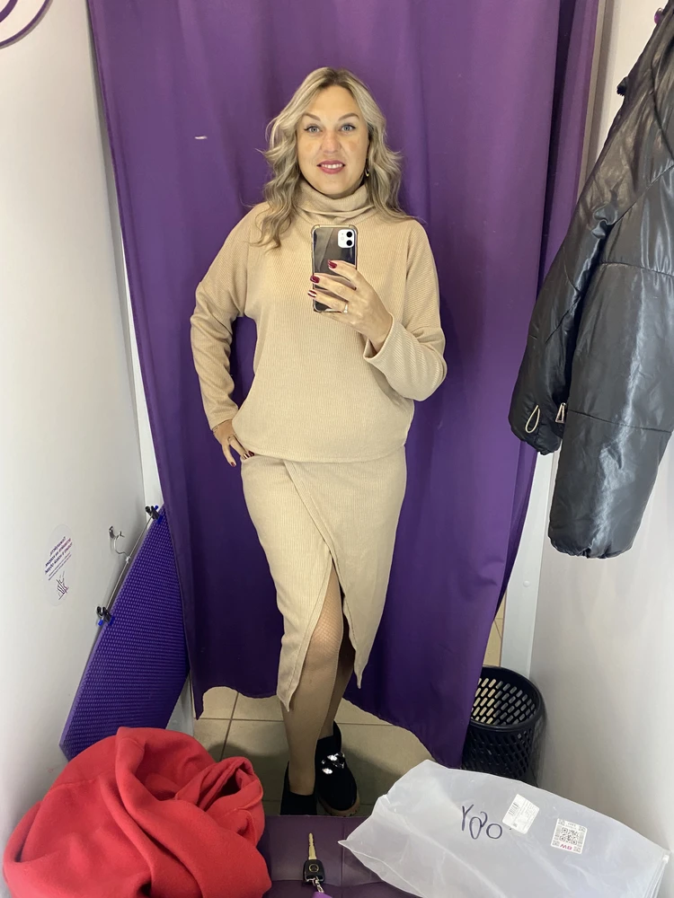 Заказала размер 48. Кофта широкая, скрывает все недостатки фигуры, а вот юбку хотелось бы побольше. А в общем костюм очень классный!!! Ткань приятная. Выглядит круто. Тепленький-как раз на осень. И с каблуками и с другой обувью смотрится.