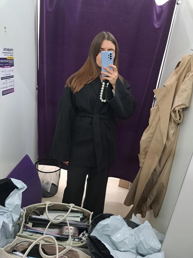 Пальто пришло не с таким воротником, как на фото продавца. 8000р - это очень и очень дорого для него. Но я сама виновата, надо было в не сезон заказывать, стоило оно гораздо дешевле.