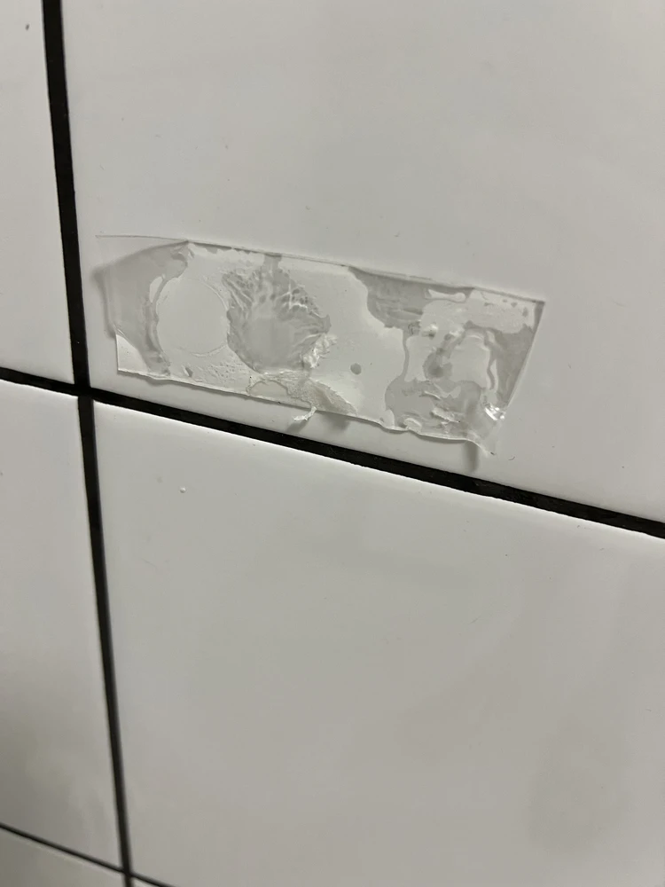 Держит,  но не надолго