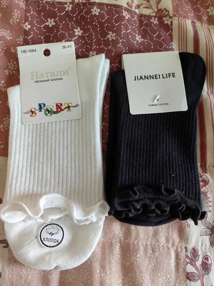 В упаковке 2 пары как говорится - из разных пьес!) При этом, черные меньше белых, но на ногу 40 размера натянула и те и те. Тактильно - состав обоих одинаков и скорее всего соответствует этикетке на русском языке.