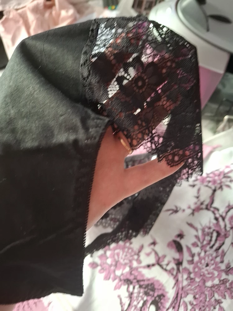 Швы ровные, нитки не топчат. Товар пришел быстро, урпакован аккуратно. Материал х/б тоненький.