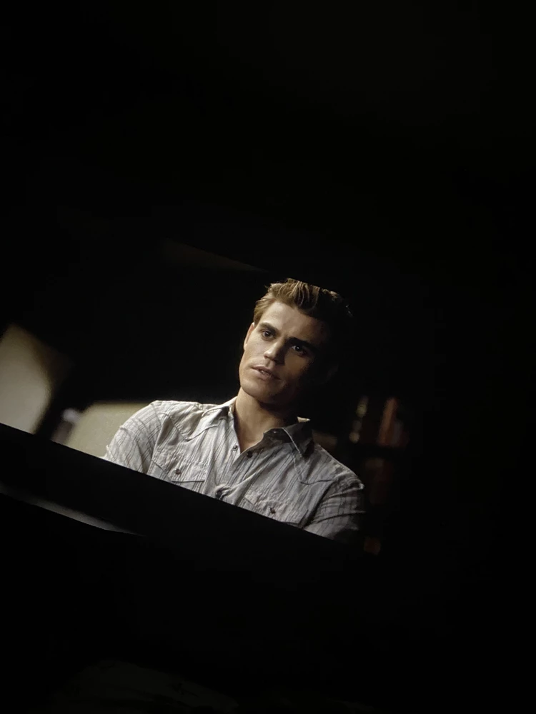 Хороший проектор
Качество и звук очень хорошие, проекирует на обои хорошо (обои серого цвета матовые)
Немного шумит, но это не страшно, так как можно поставить погромче звук)))