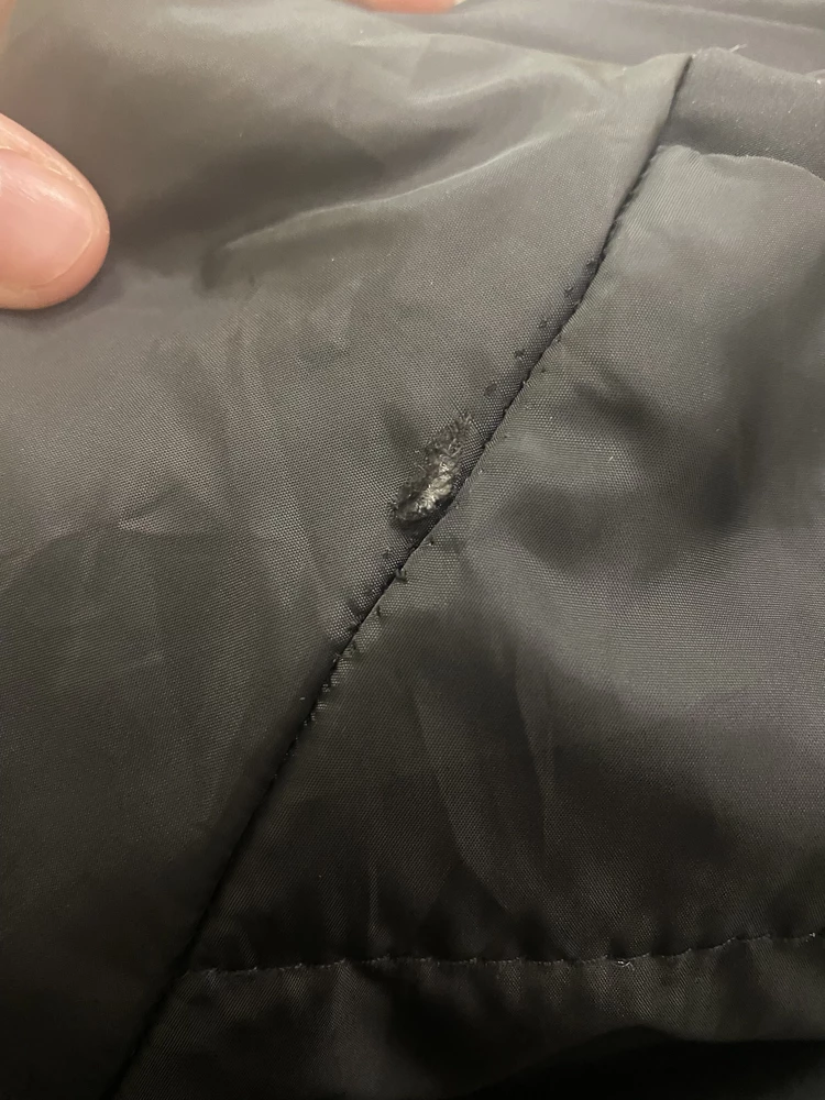 Заметила через день , когда забрала куртку. Села классно 👍 тепло , лекго ,но теперь очень расстроенна ! Подклад трещит по швам , некачественно всё прошито, торчит уплотнитель.