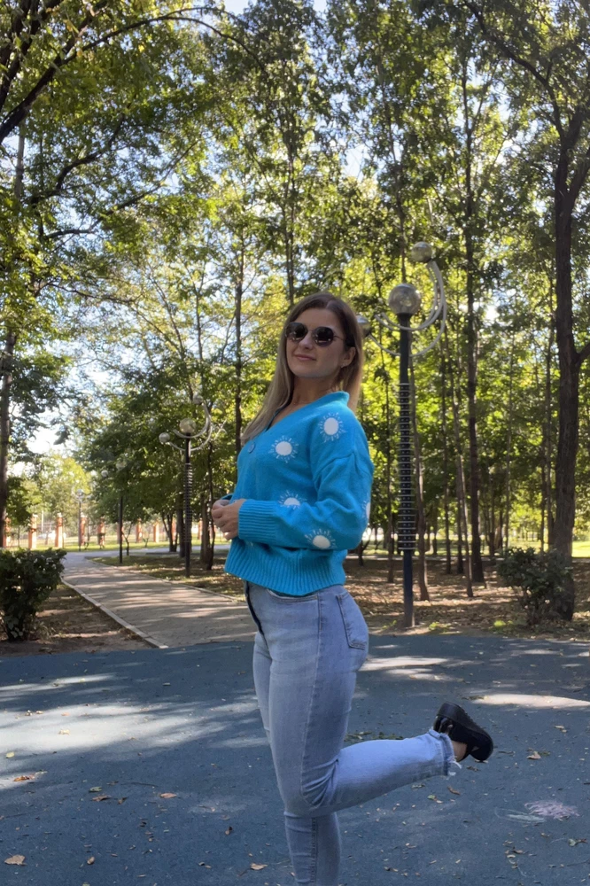 Когда только мерила, показался колючим, но из-за яркой расцветки и солнышек, выкупила, после стирки «колючесть» полностью ушла, стал очень мягким, крой свободный прямой, сам кардиган легкий и рыхловатый, но теперь самый любимый💙
Ношу 42-44 размер